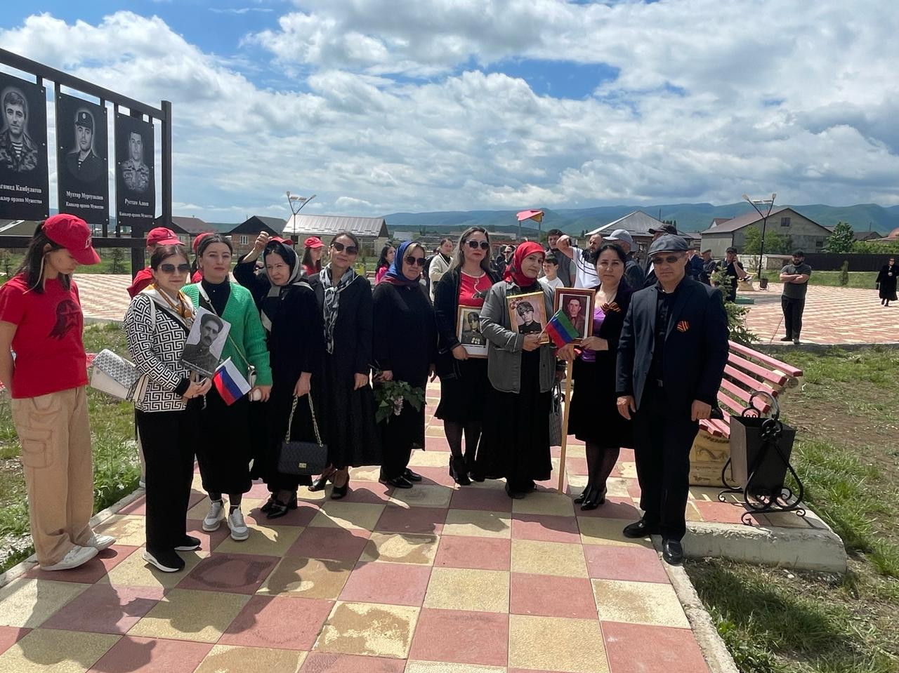 Сегодня коллектив Комплексного центра социального обслуживания Сергокалинского района принял активное участие в ряде мероприятий, связанных с Днем Победы.